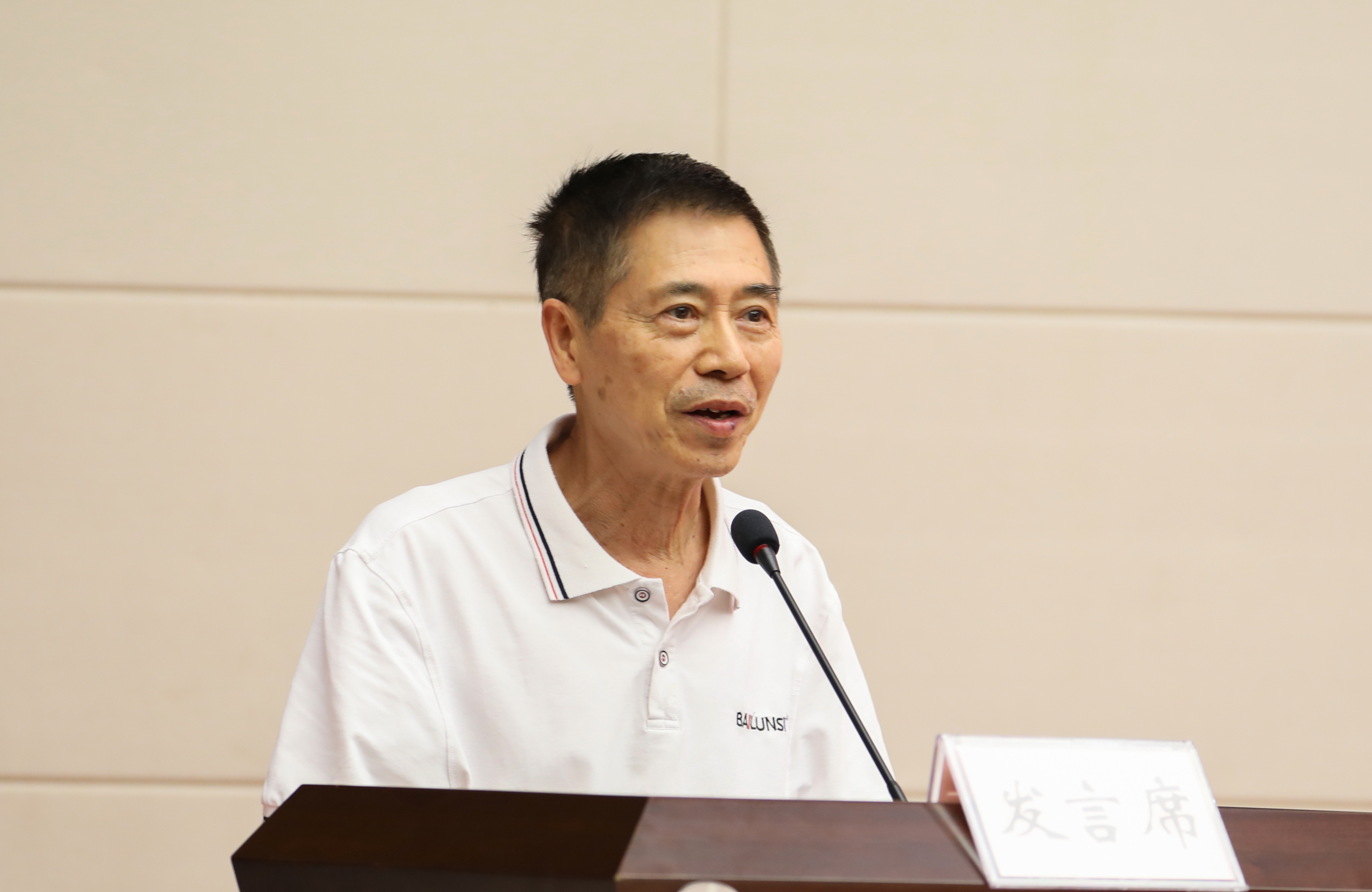 老骥伏枥勤耕耘 一片丹心谱华章