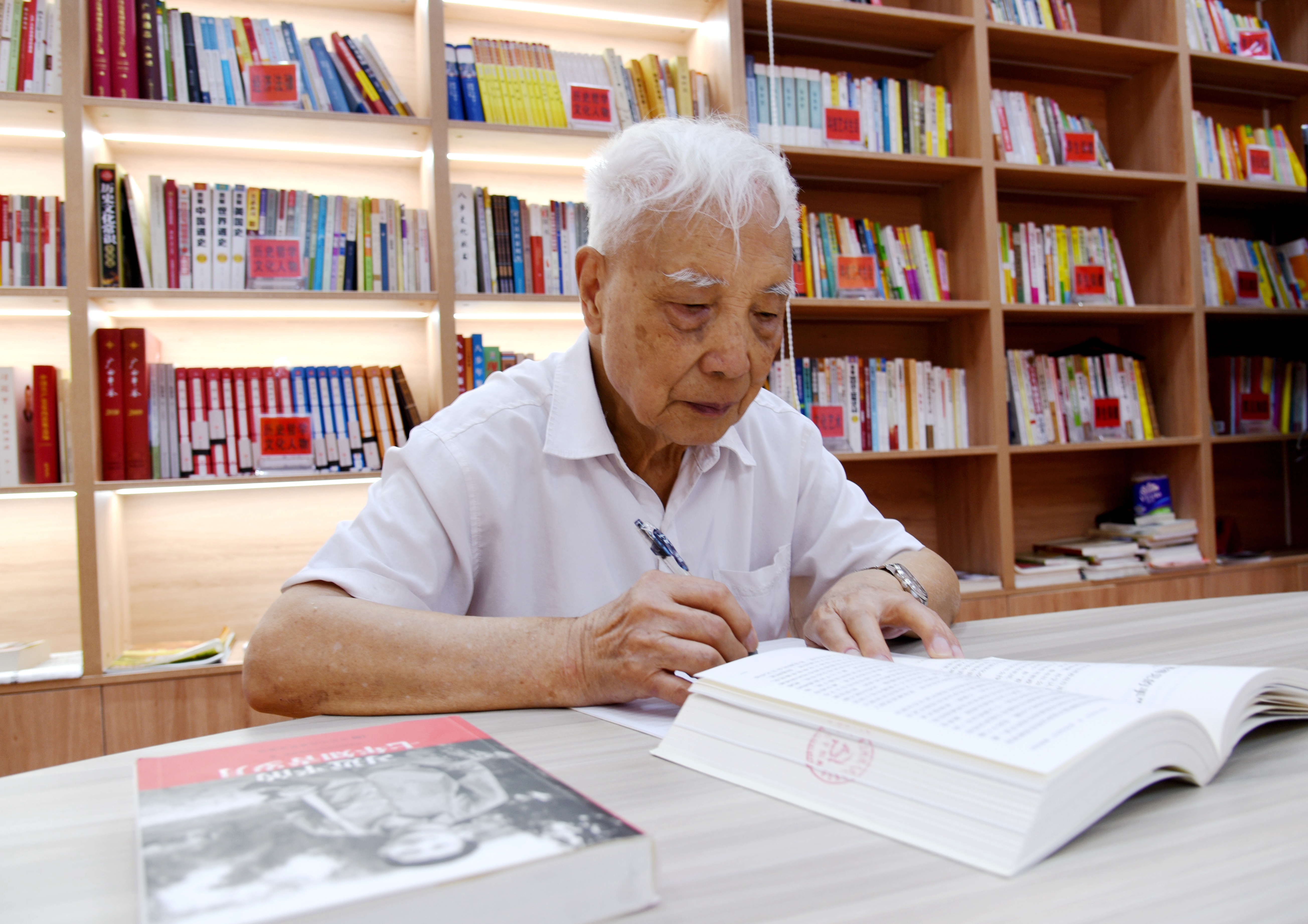 霞光辉映初心 余热彰显忠诚
