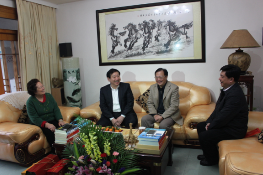 南宁市委书记 王小东走访慰问老干部.png