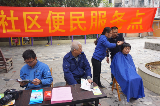 鱼峰区企业离干中心开展学雷锋志愿者社区便民服务活动1.png