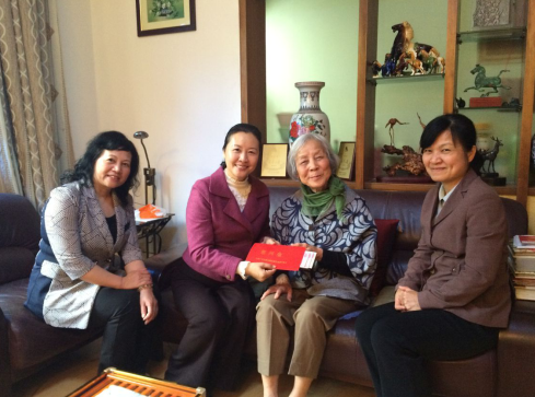 1457946616573613.png 自治区老干部局妇委会“三八”节慰问本局80岁以上退休女同志1.png