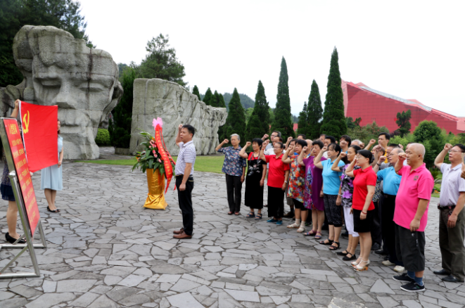 广西大学离退休工作处开展“缅怀革命先烈， 弘扬民族精神，重温入党誓言”参观学习活动.png