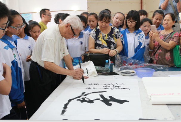 百色市老干部送文化进校园.png