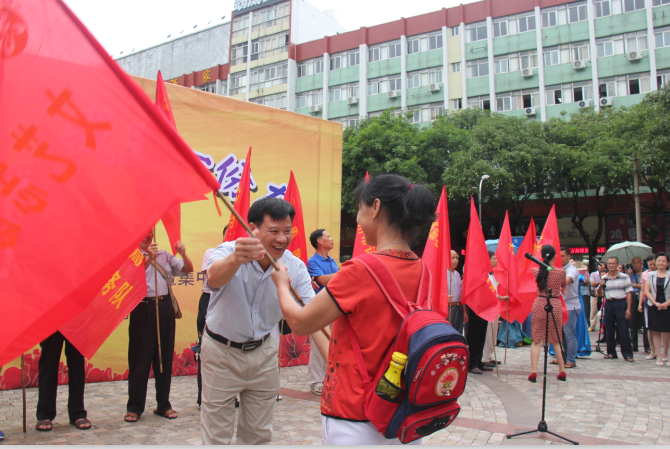 梧州市举行离退休干部志愿者服务队授旗仪式.png