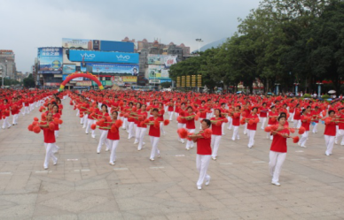 桂平市千名老同志参加健身操表演.png