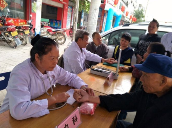宜州市老科协组织老专家下乡开展义诊活动.png