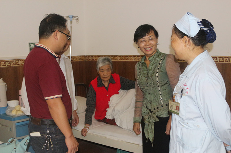 图为：廖萍同志（右二）到医院探望离休干部并向医务人员详细询问病情 (1).JPG