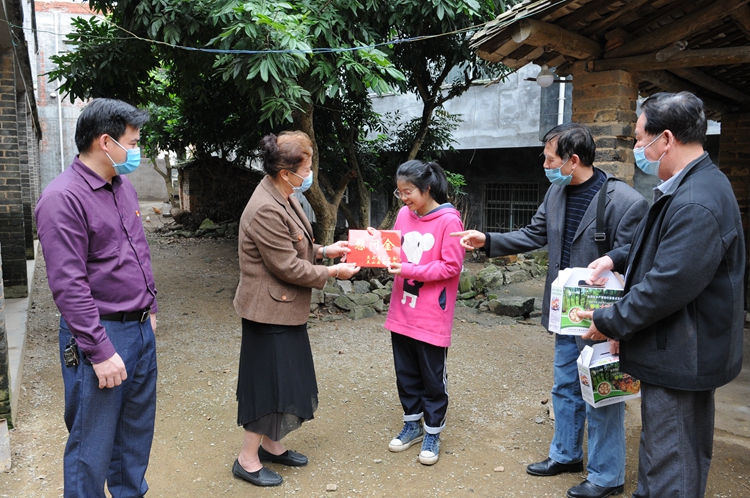 老促会会长黄羽萍为贫困生送上慰问金.jpg