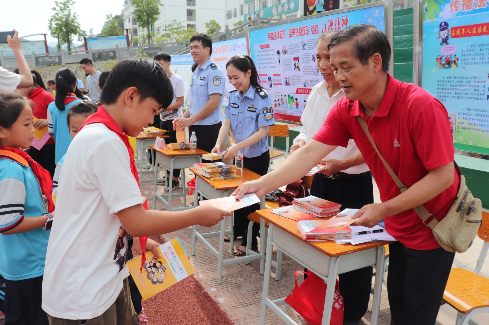 图为西林县关工委在为未成年人发放宣传资料.JPG