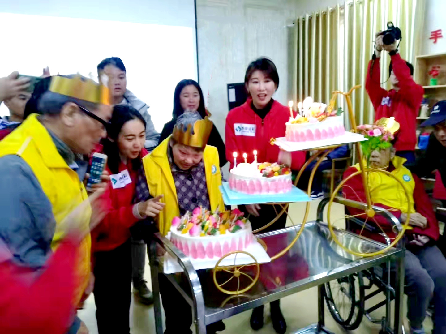 2021年10月西湾社区组织志愿者到广济康复医院给老人们开展集体生日会.jpg (2).jpg